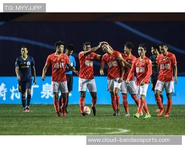 重庆队迎战广州恒大全力争胜展现实力与激情的巅峰对决 重庆队迎战广州恒大全力争胜展现实力与激情的巅峰对决